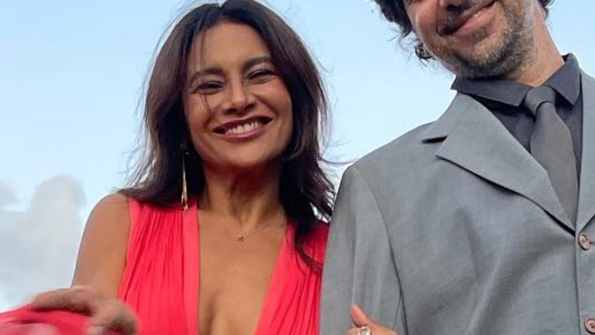 Com look deslumbrante, Dira Paes esbanja beleza em cliques inéditos ao lado do marido