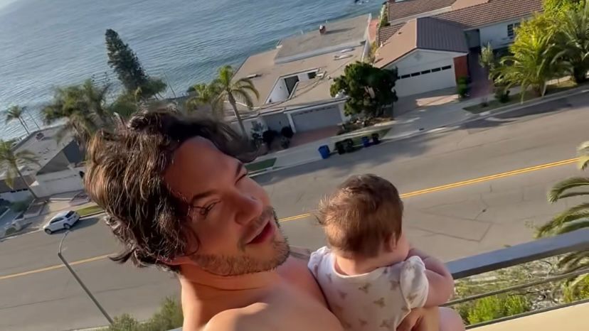 Eliezer mostra casa na praia em Malibu e ida ao mercado nos EUA