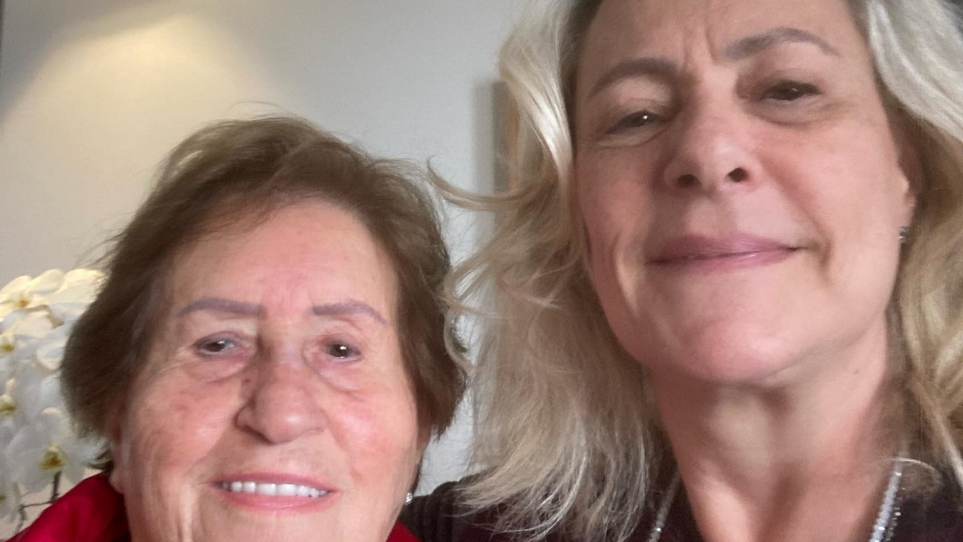 Elizabeth Savala lamenta morte da mãe: “Ainda sem conseguir falar”