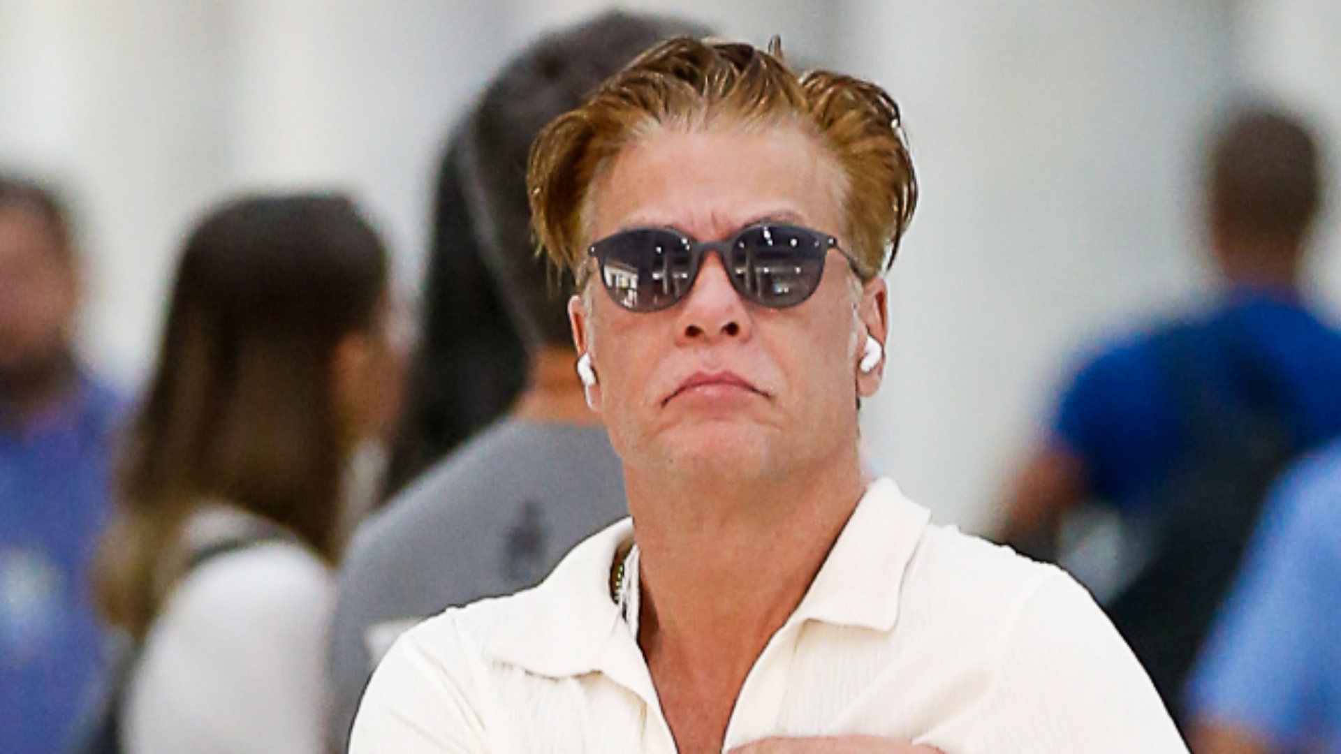 Solteiro, Fábio Assunção é flagrado com look estiloso em aeroporto do Rio