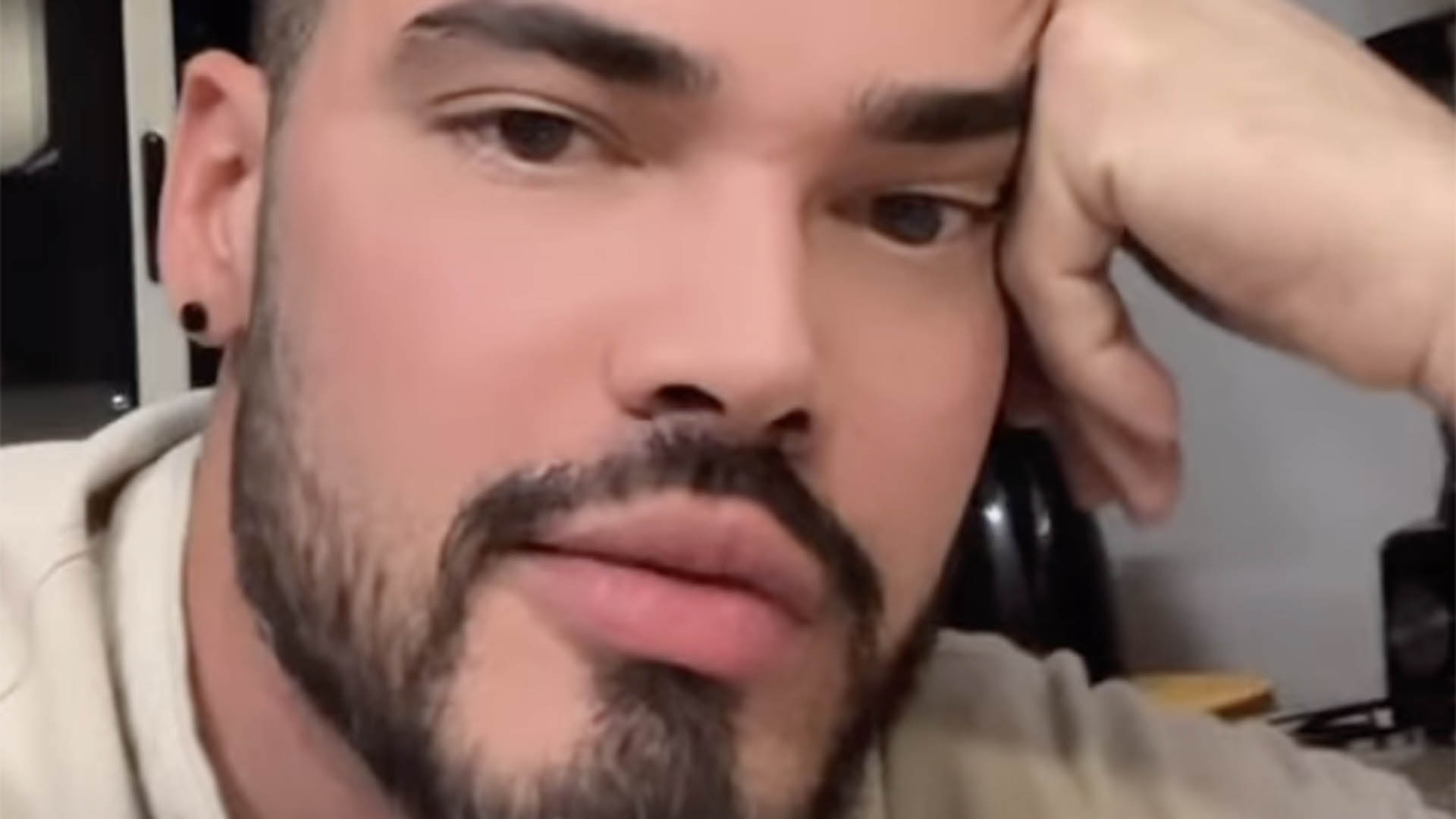 Marido de Jenny Miranda alfineta a filha dela após declaração: ‘Me provocar’
