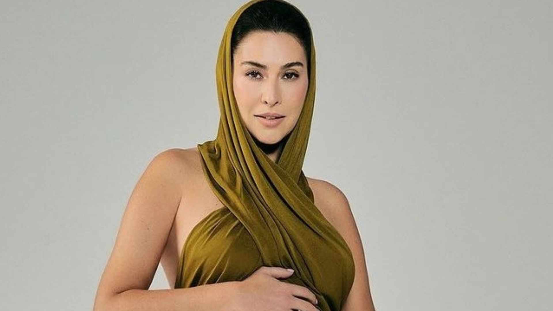 Em novas fotos, Fernanda Paes Leme exibe barriguinha e confessa: ”História surpreendente”