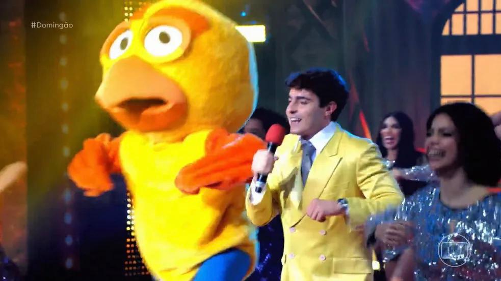 João Liberato, filho de Gugu, dubla ‘Pintinho Amarelinho’ em homenagem ao pai