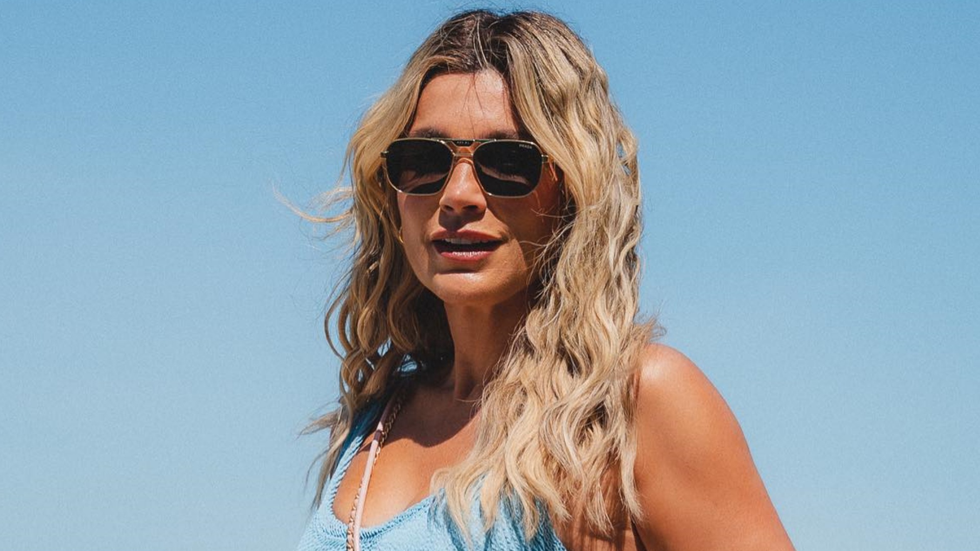 Flávia Alessandra exibe corpaço ao usar vestido justo e recortado: “Mulherão”