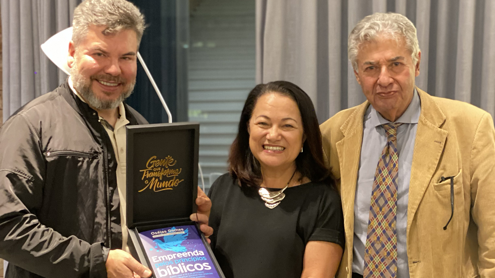 Oséias Gomes celebra o sucesso de vendas do seu novo livro