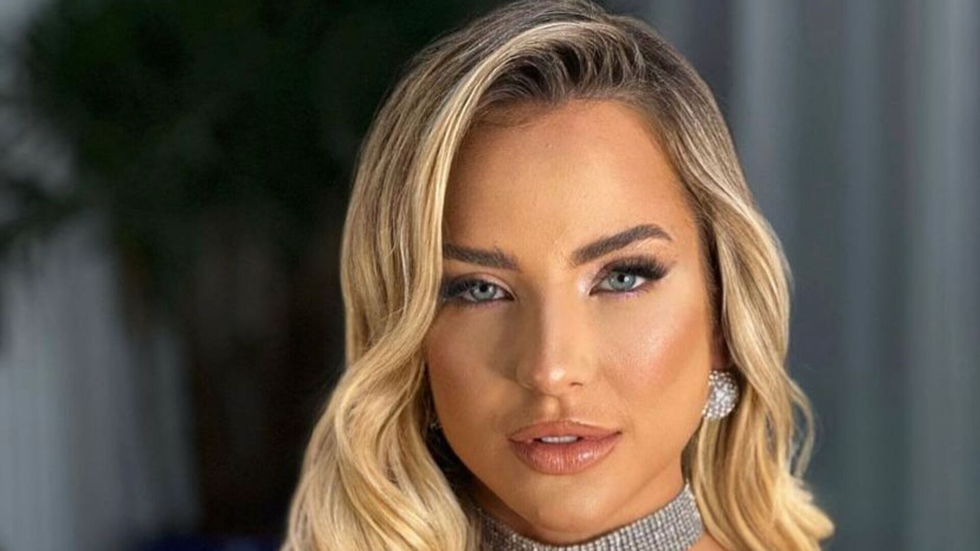 Gabi Martins escandaliza com as pernas à mostra em vestido rosa: “Princesa”