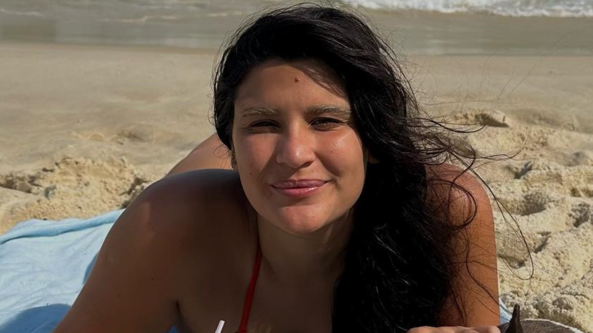 Giulia Costa chama a atenção ao renovar o bronzeado na praia