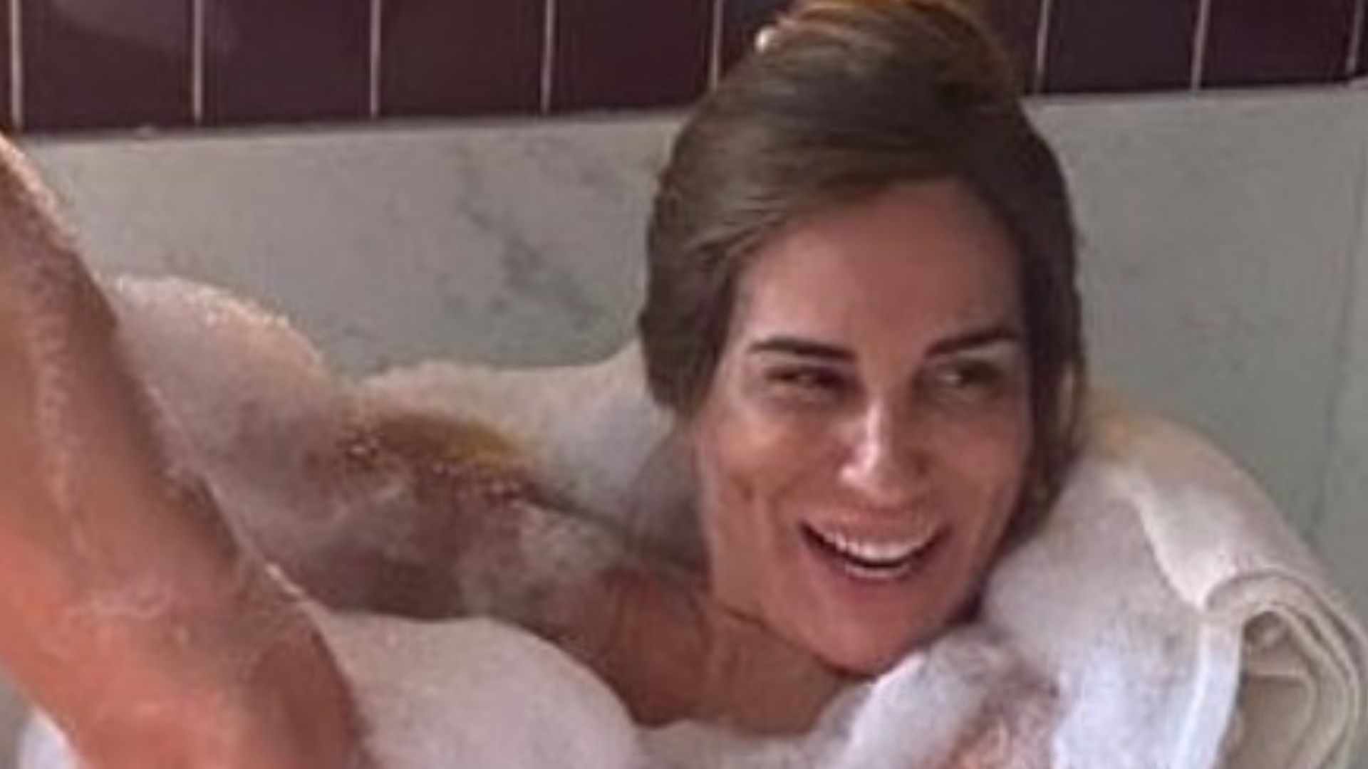 Gloria Pires dá show de beleza na banheira: ‘Eu mereço’
