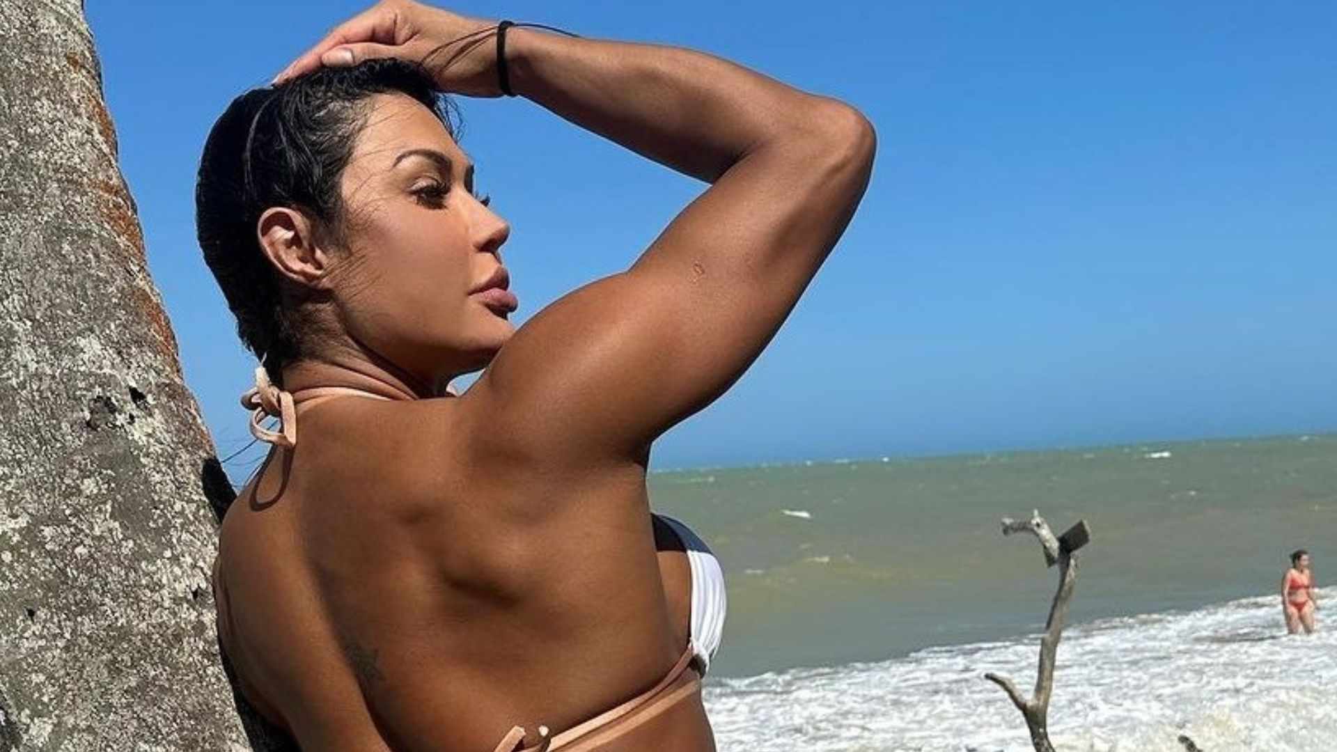 De costas, Gracyanne Barbosa choca com curvas exuberantes: ”Sem palavras”