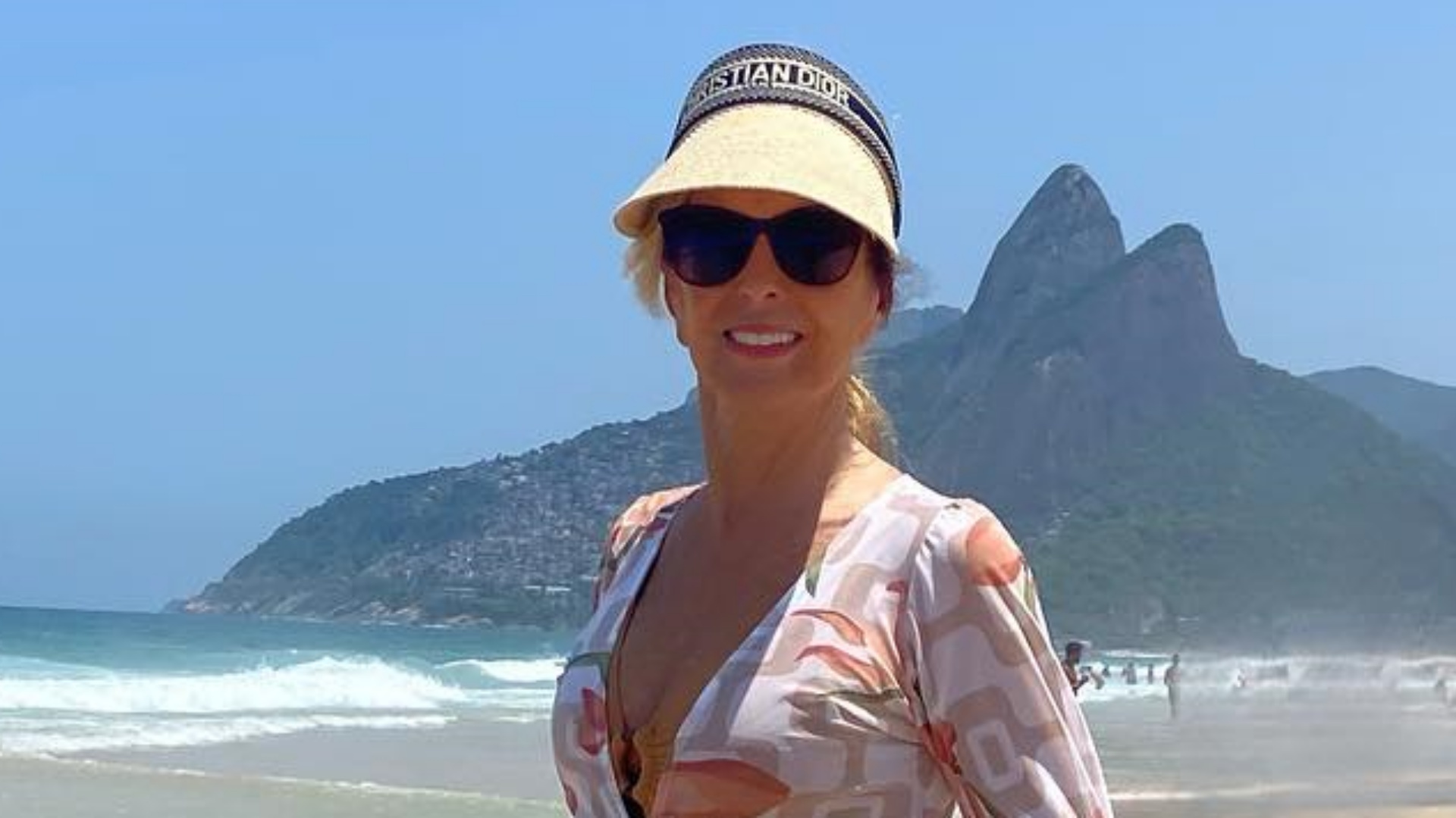 Helô Pinheiro esbanja beleza em cliques na praia: “Deusa”