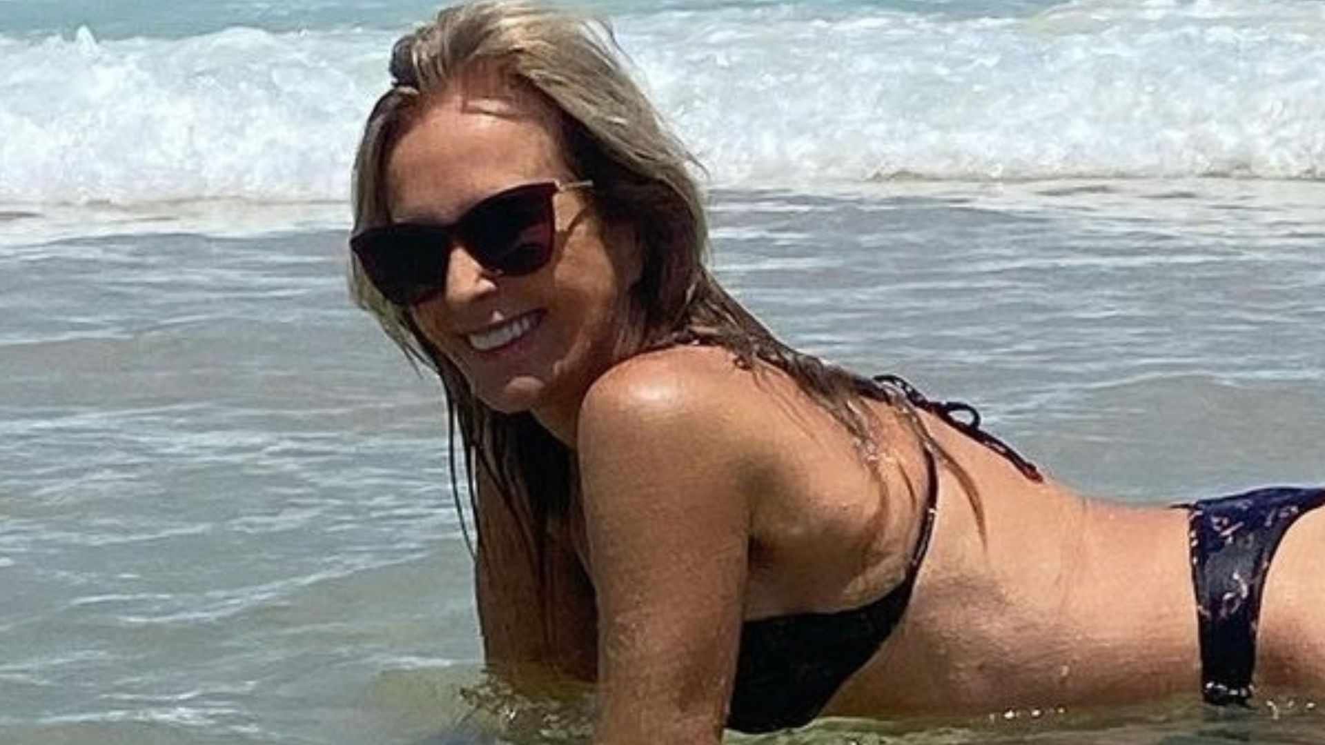 Helô Pinheiro impressiona ao se mostrar no mar: ”Sereia de Ipanema”