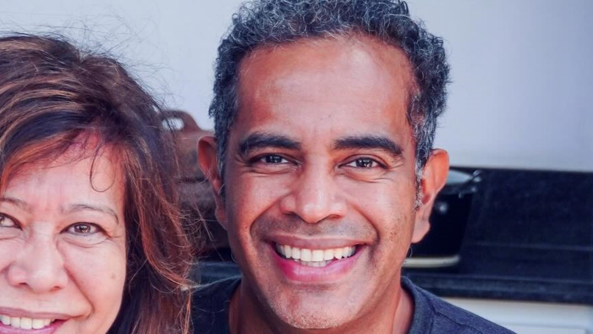 Com clique raro, Jair Oliveira presta homenagem no aniversário da mãe