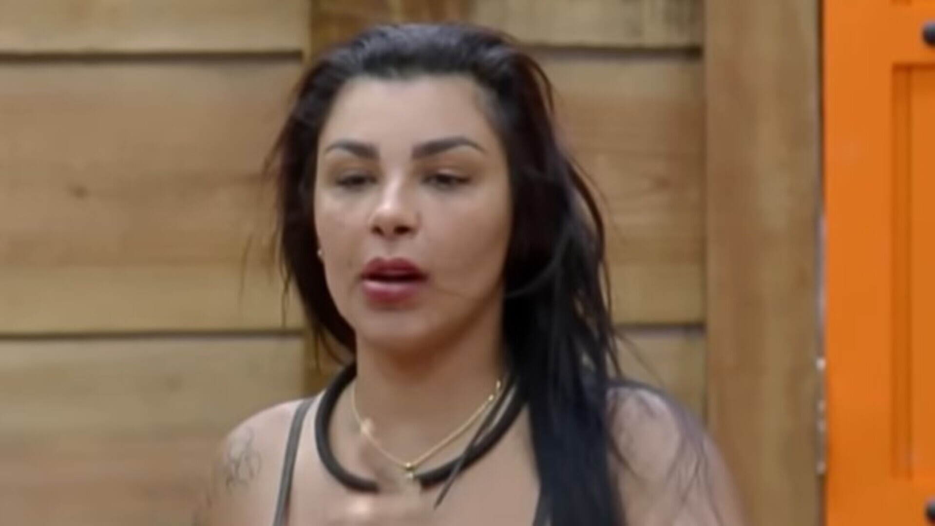 A Fazenda: Jenny Miranda se irrita com peões e ameaça: “Vou causar punição”