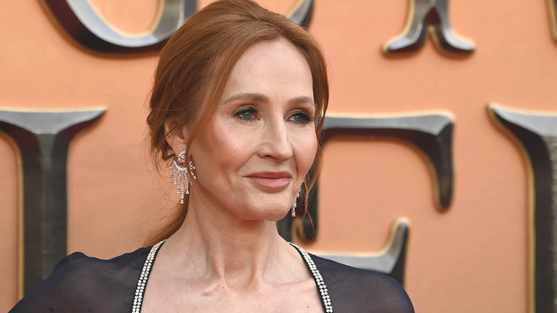 J.K. Rowling diz que ficaria feliz ao ser presa por comentários transfóbicas