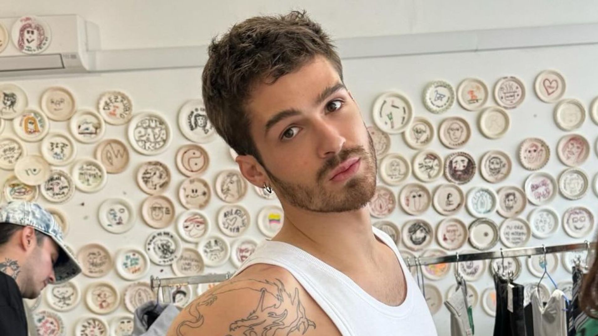 Solteiro, João Guilherme admite estar procurando por uma namorada: “Por favor”