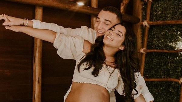 Ary Mirelle exibe barriga de grávida em ensaio de fotos fofo ao lado de João Gomes