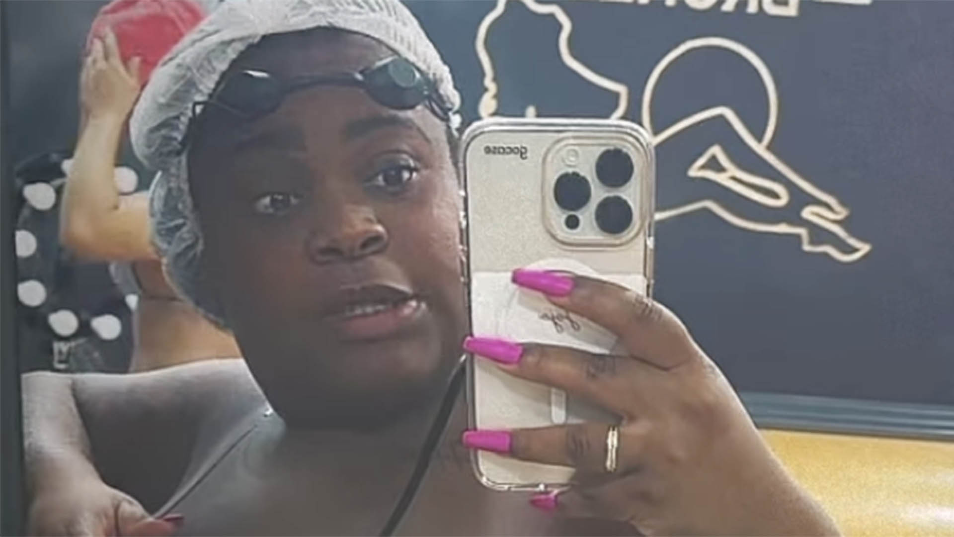 Jojo Todynho surge com look feito apenas de fita adesiva para renovar o bronzeado