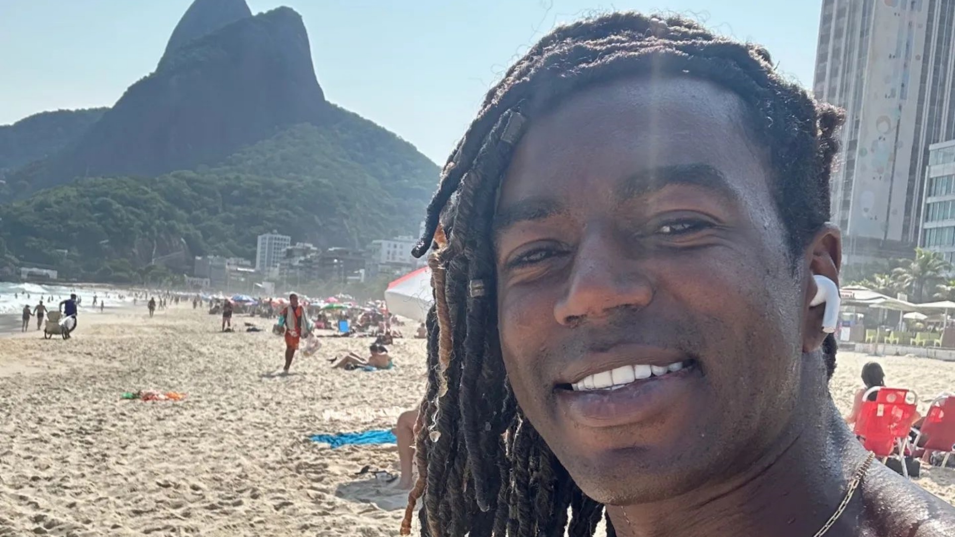 Jonathan Azevedo exibe abdômen sarado em dia de praia: “Lindão”