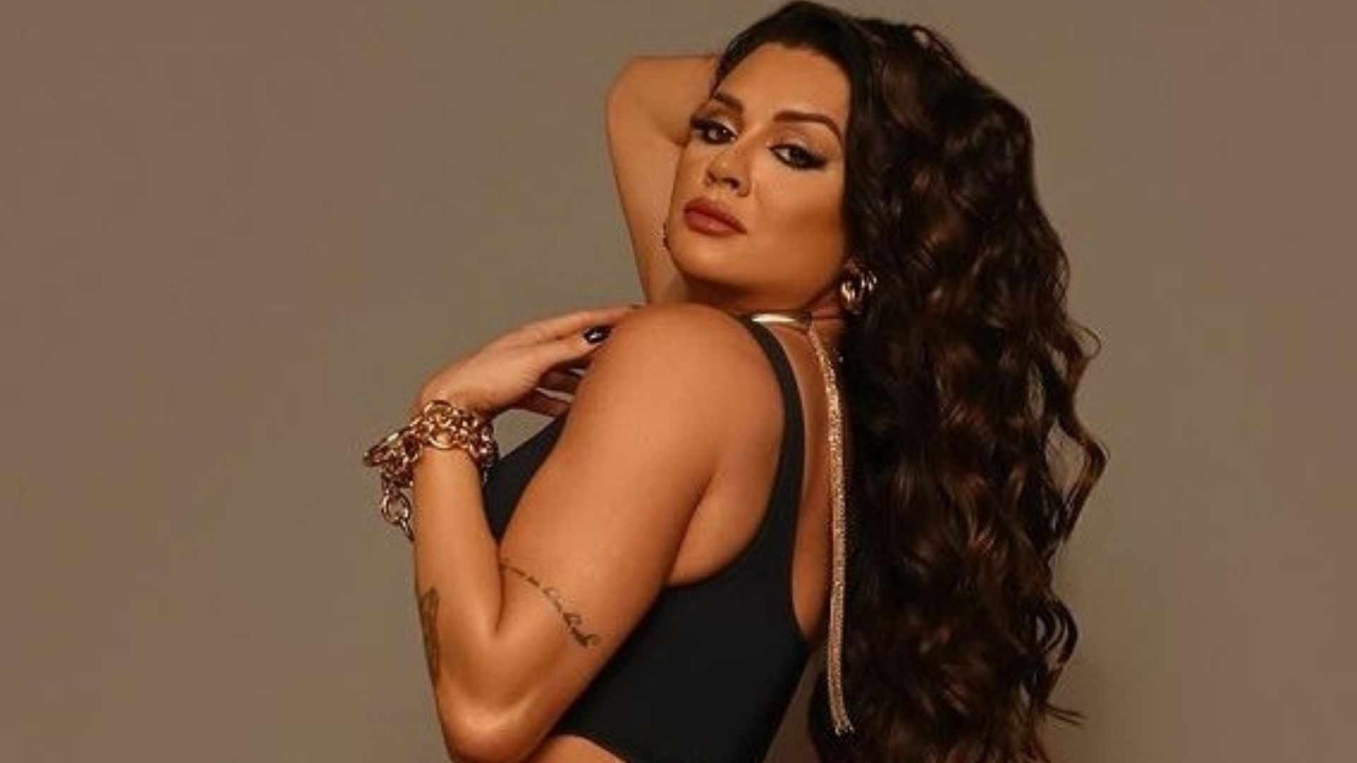 De lado, Juju Salimeni choca ao esbanjar curvas desenhadas: ‘Perfeita’
