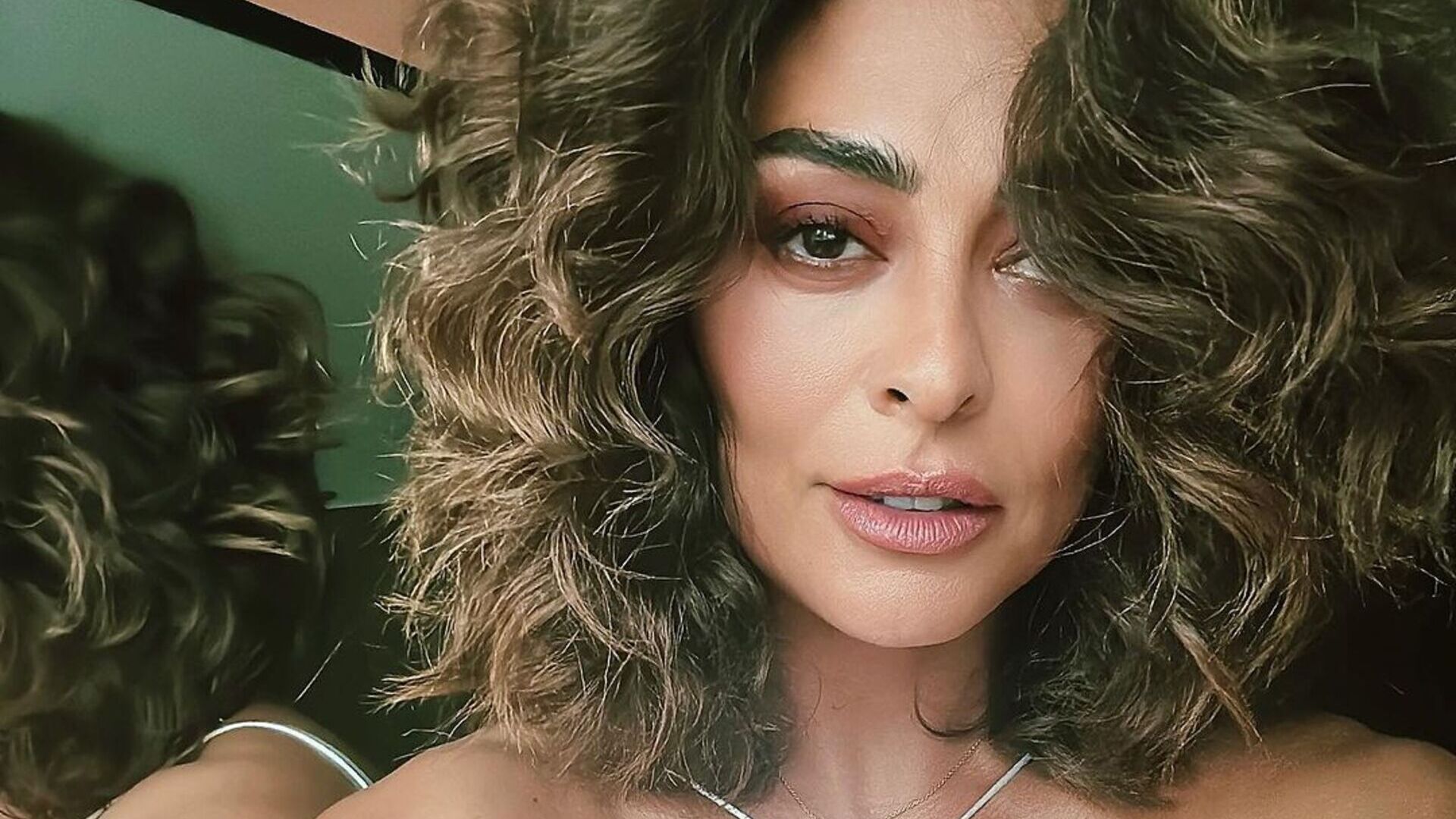 Juliana Paes choca com novo visual: ”Morena iluminada”