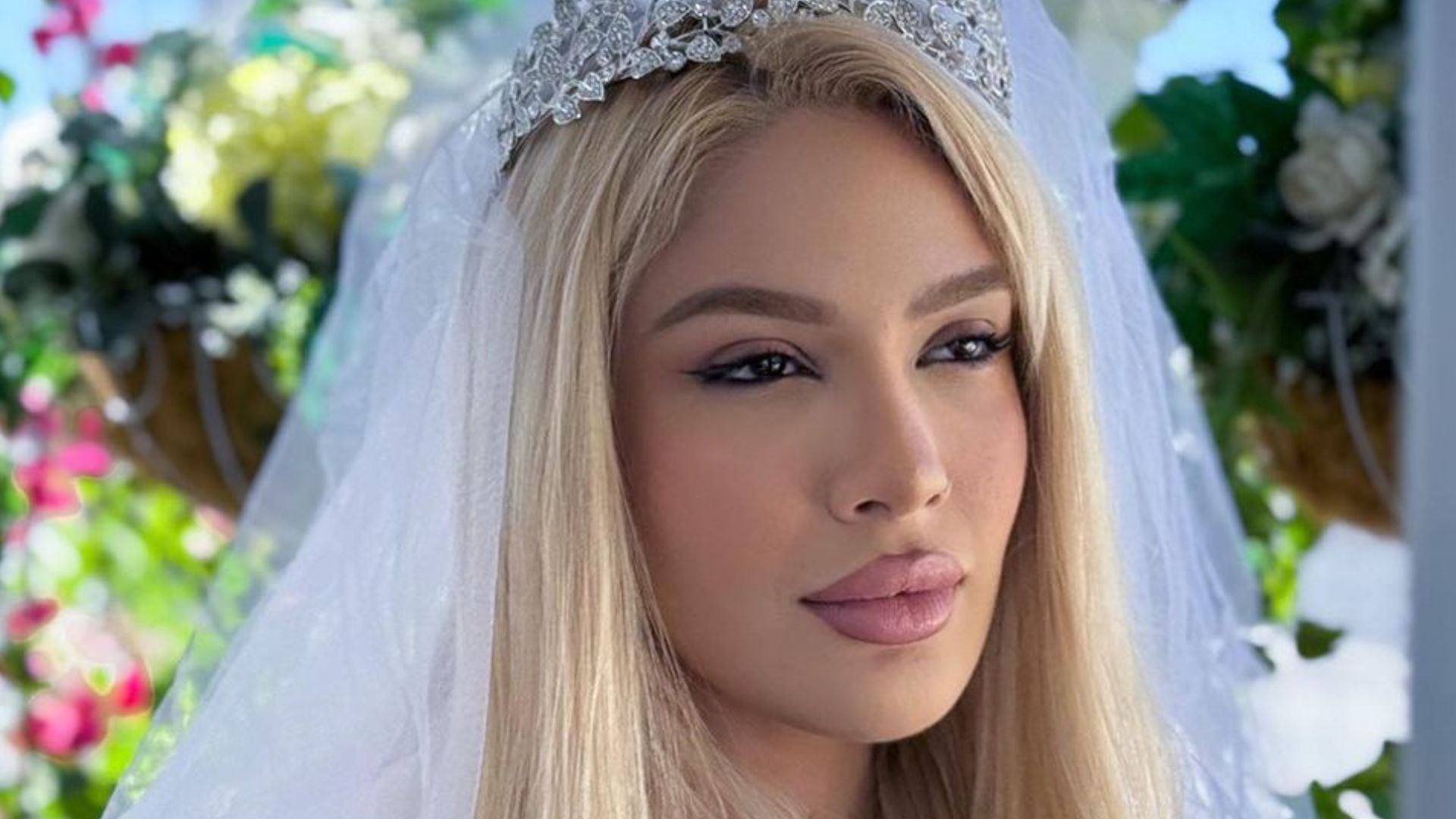 Em Las Vegas, Karoline Lima surpreende ao sugir vestida de noiva: “Casei”