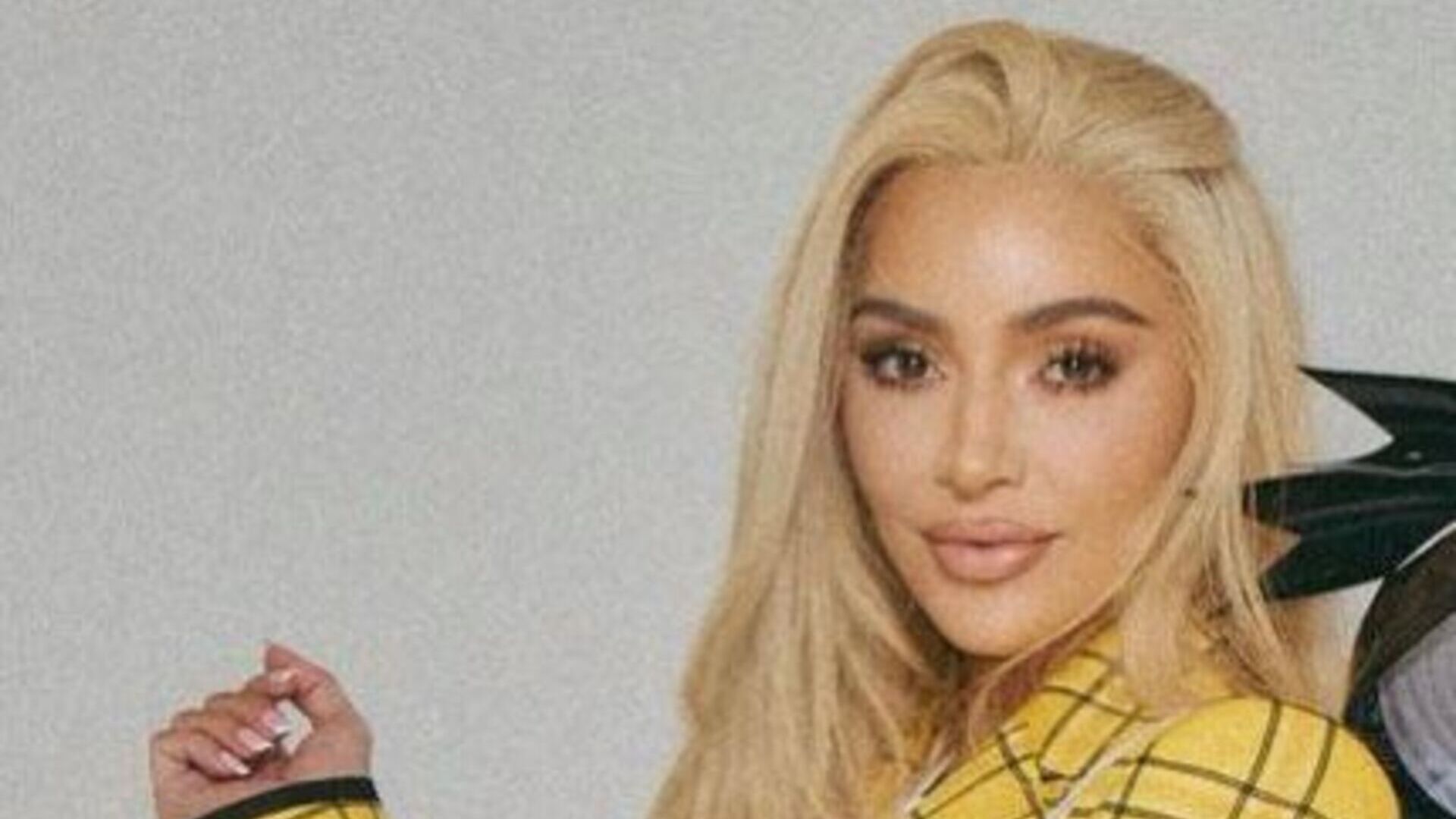 Kim Kardashian combina fantasia de Halloween com sua filha mais velha, North West