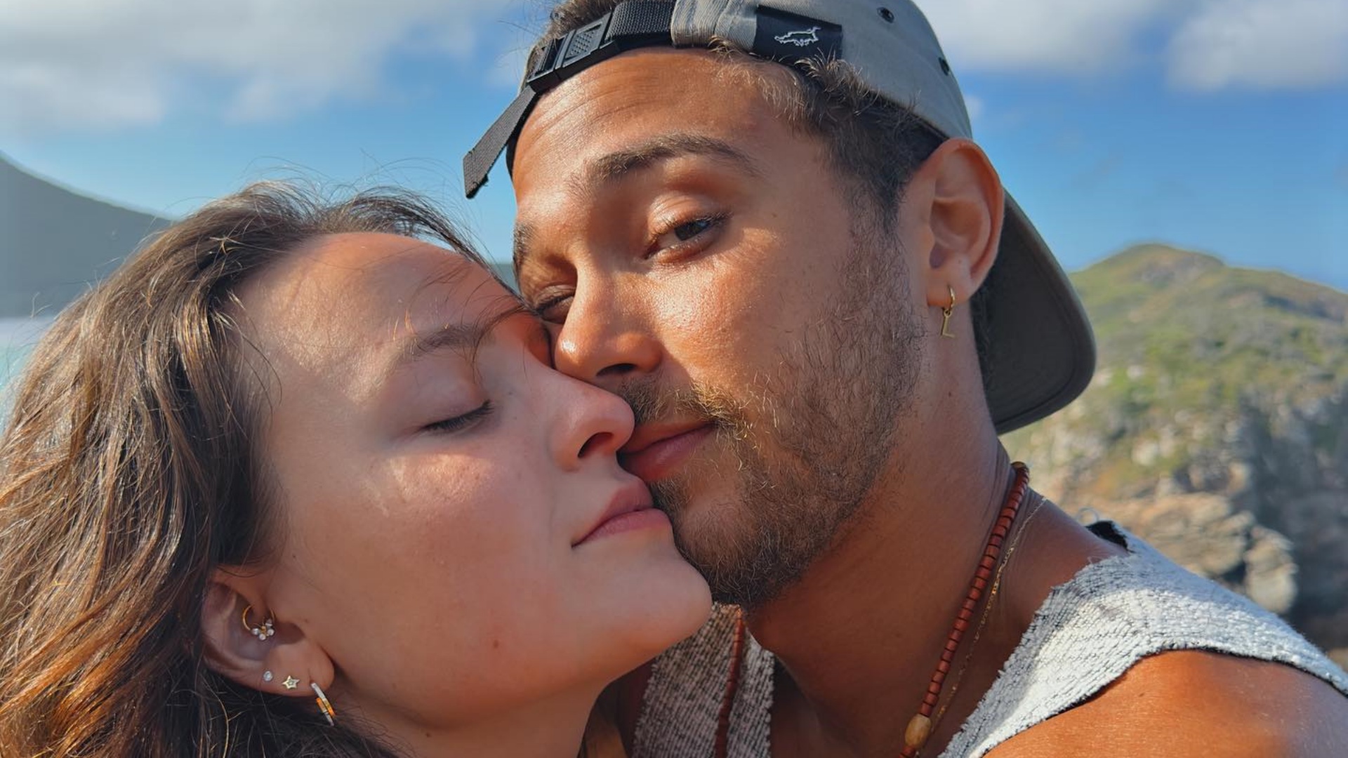 Larissa Manoela faz declaração apaixonada para o noivo: “Te amar é uma delícia”