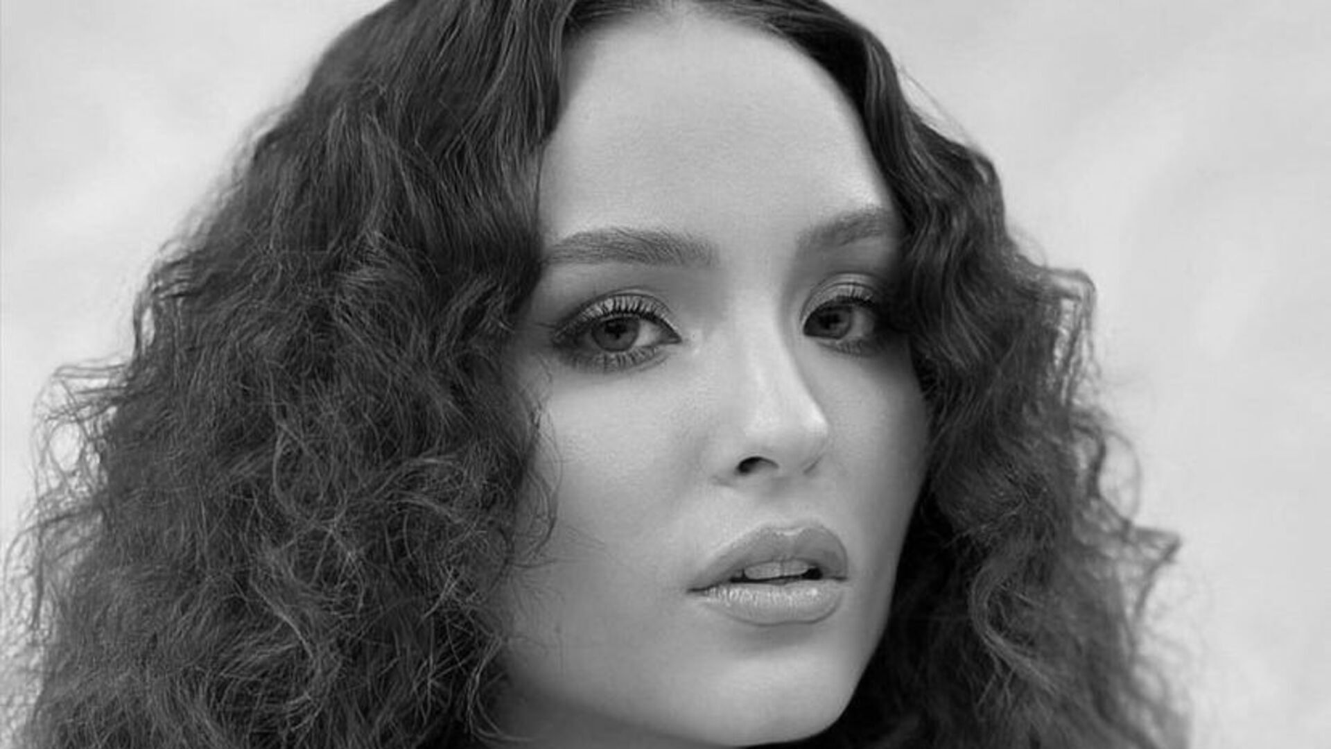 Larissa Manoela recebe chuva de elogios ao posar para foto celebrando Outubro Rosa