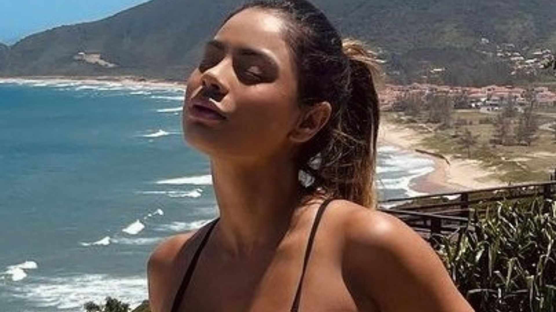 De roupa de banho fininha, Lexa hipnotiza com corpaço escultural: ‘Deusa’