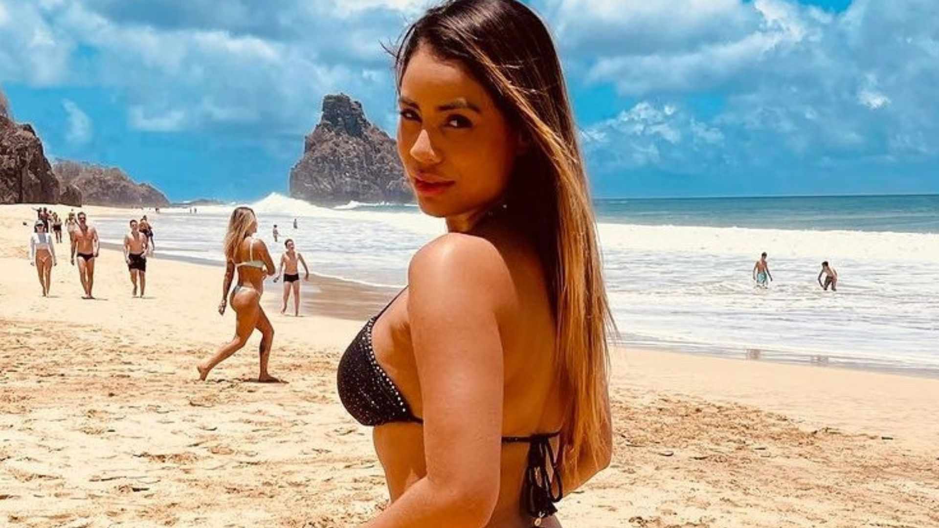 Na praia, Lexa posa de costas e empina curvas esculturais: ”Cada dia mais bela”