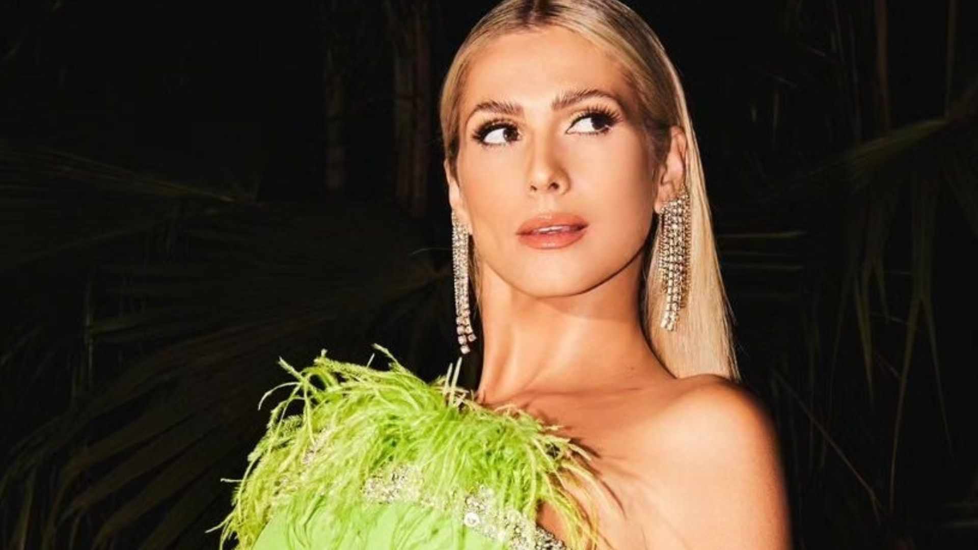 De vestidinho, Lívia Andrade hipnotiza fãs: ”Fada vira bruxa”