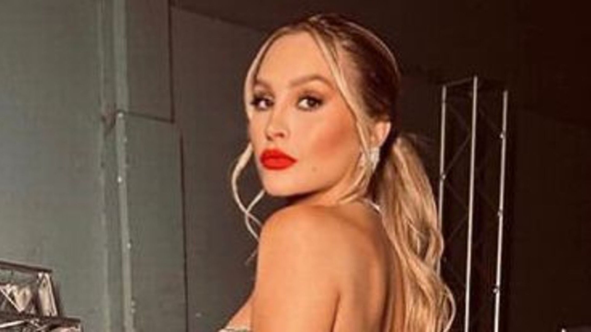 Carla Diaz esbanja estilo e beleza ao posar com look brilhante: “Perfeita demais”