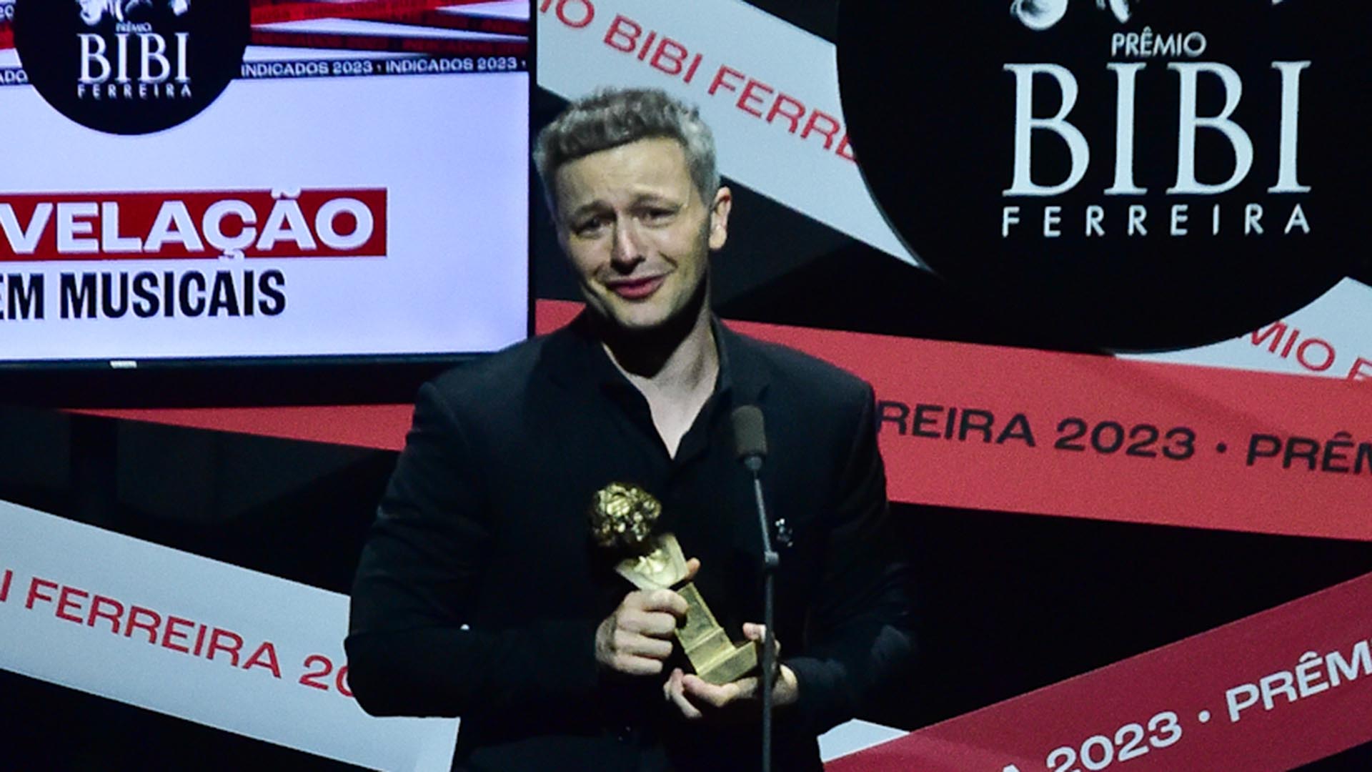 Lucas Lima se emociona ao vencer como Revelação no Prêmio Bibi Ferreira