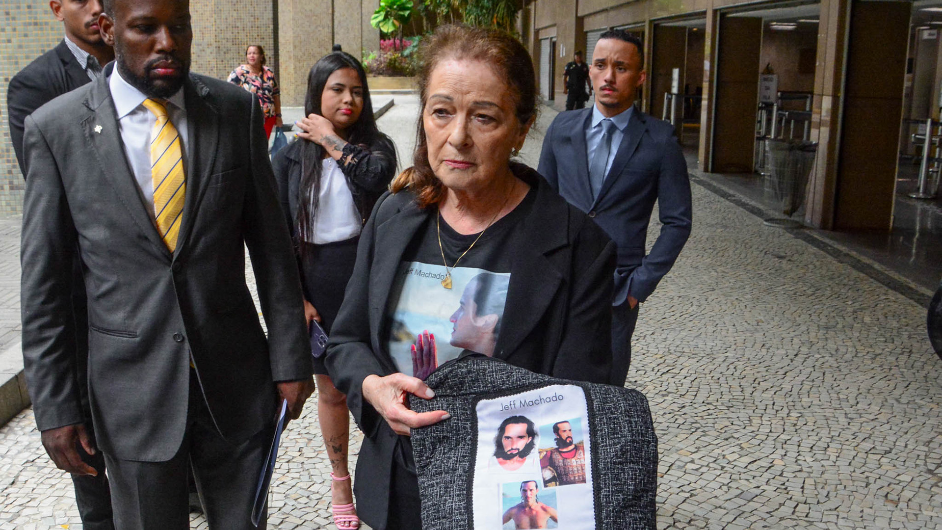 Mãe de Jeff Machado, ator encontrado morto, acompanha julgamento no RJ
