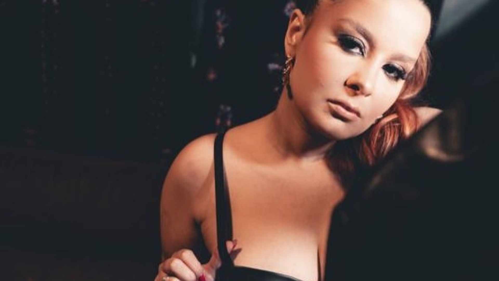 Maiara causa ao surgir de meia arrastão e look de couro: ”Maravilhosa”