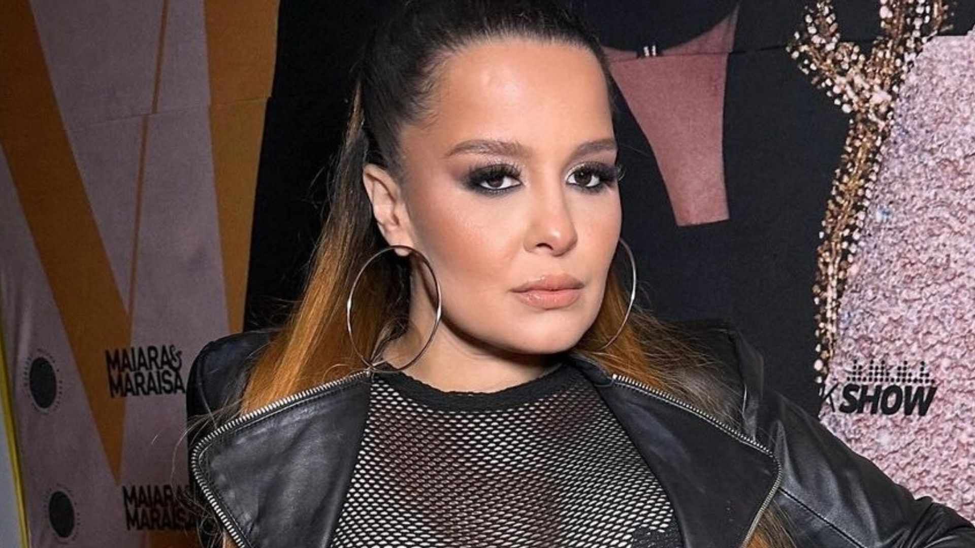 De look transparente, Maiara cobre intimidade com adesivo: ”Ninguém me segura”