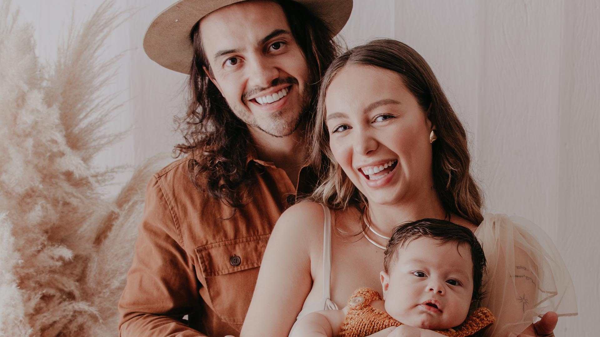 Thiago Mart e Gabi Luz mostram fotos com o filho