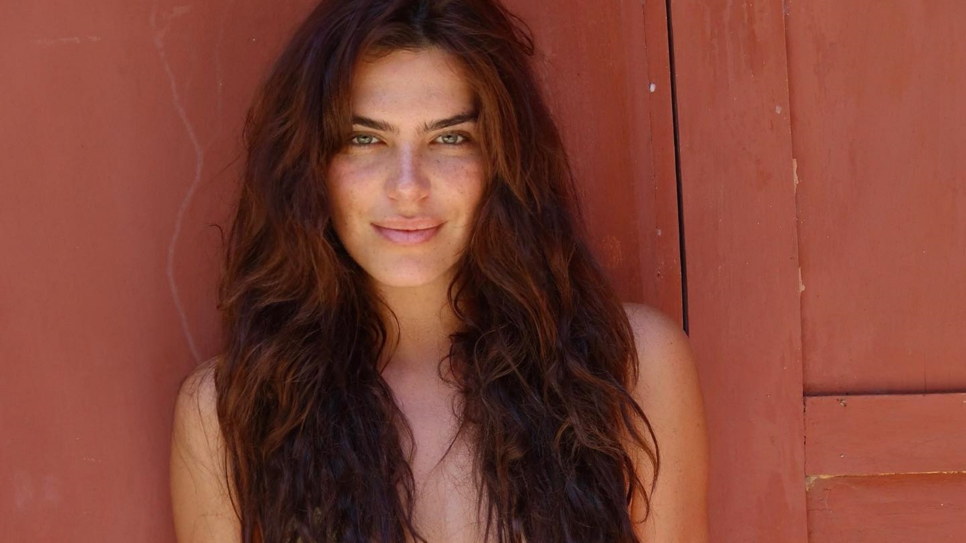 Mariana Goldfarb ostenta corpo escultural durante viagem