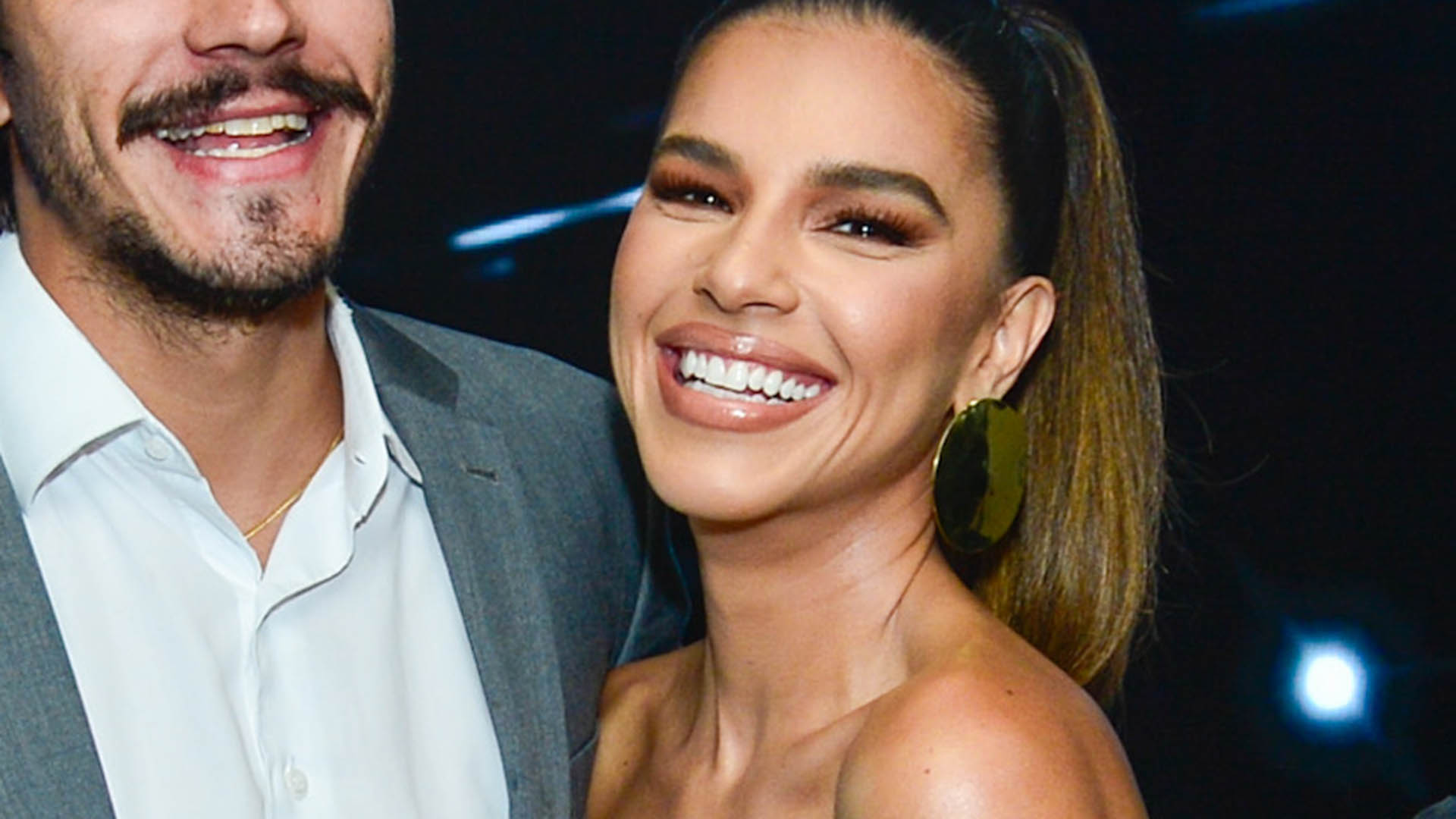 Mariana Rios faz rara aparição com seu novo namorado em noitada