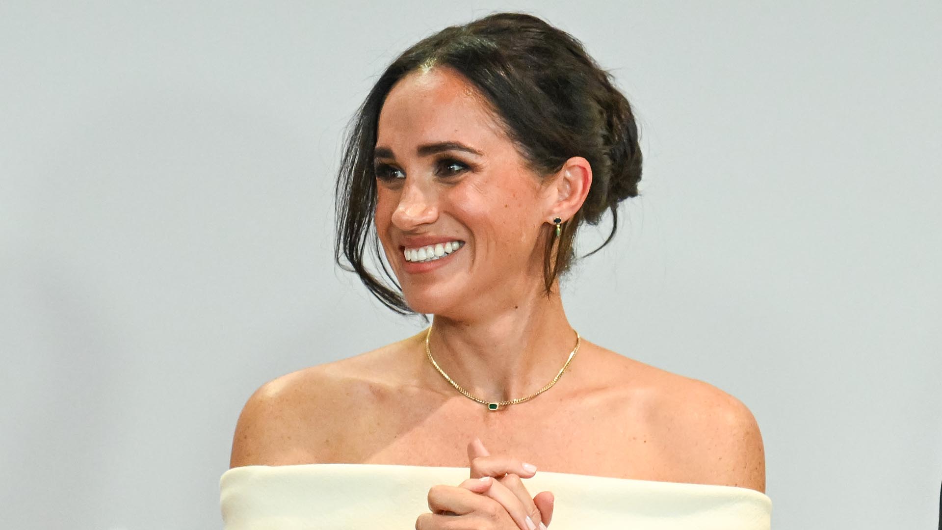 Saiba quanto custa o look bege de Meghan Markle