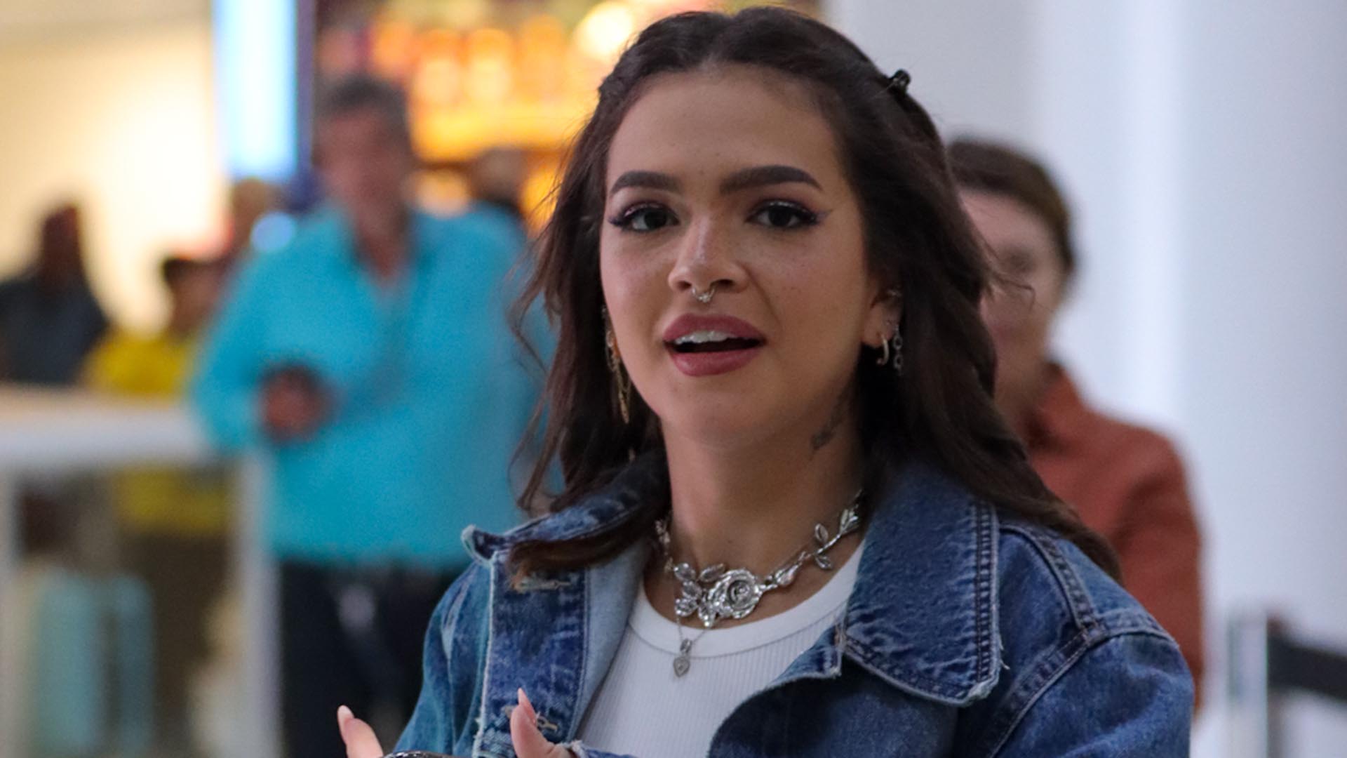 Mel Maia surge com a barriga de fora em look no aeroporto