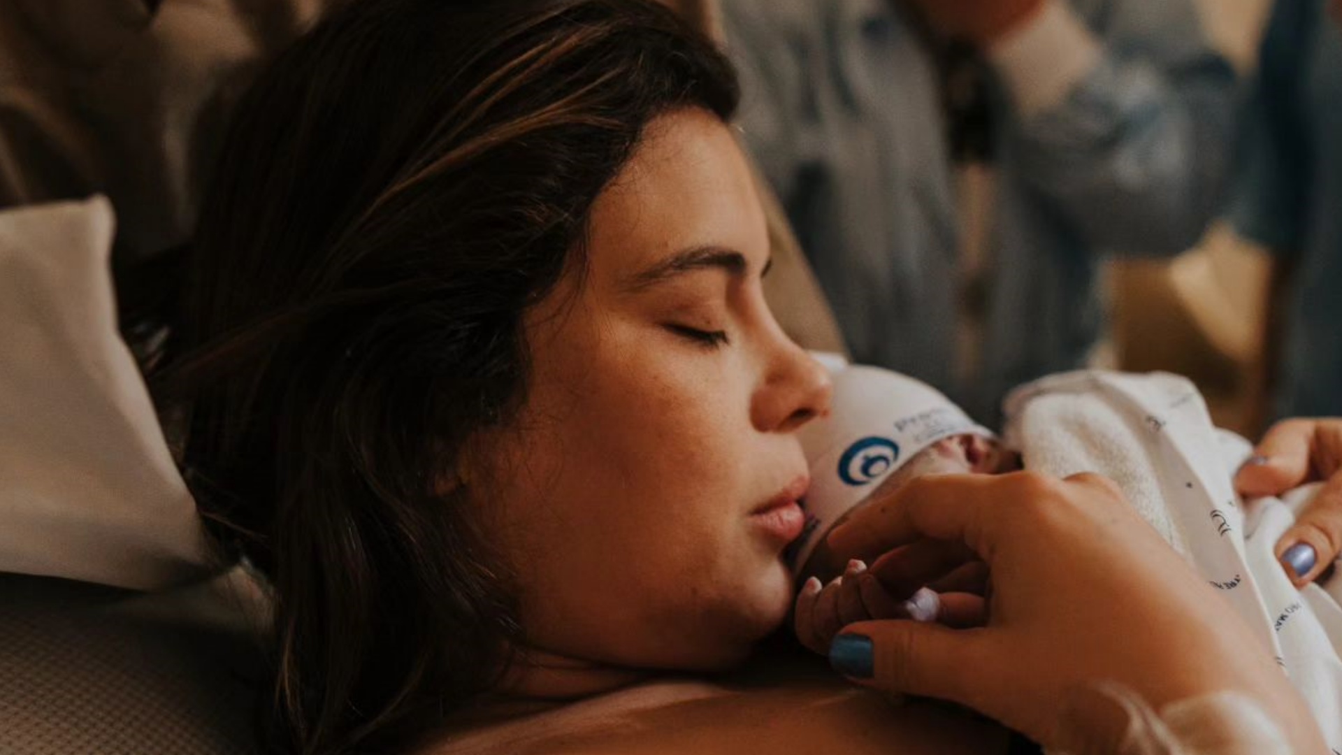 Michelle Loreto se declara ao postar primeira foto com a filha recém-nascida