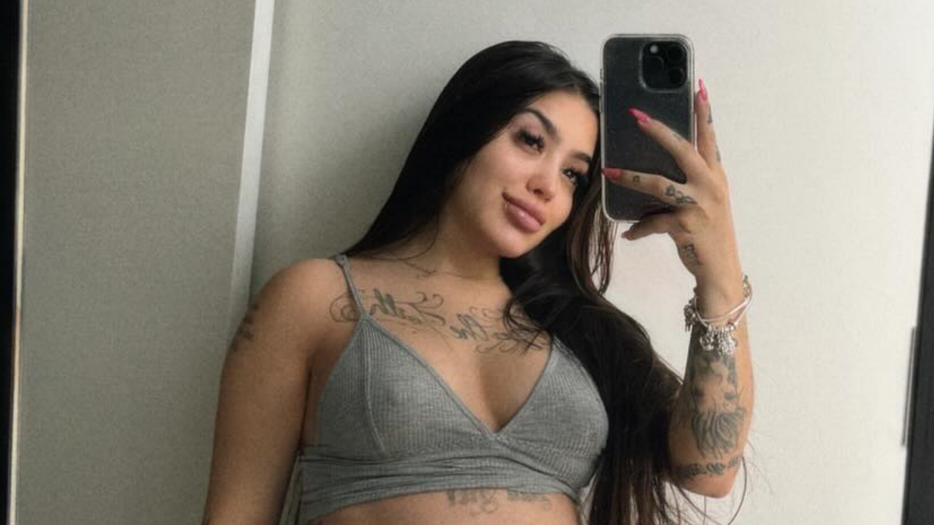 MC Mirella exibe barrigão de grávida e faz confissão sobre a filha: “Agitada”