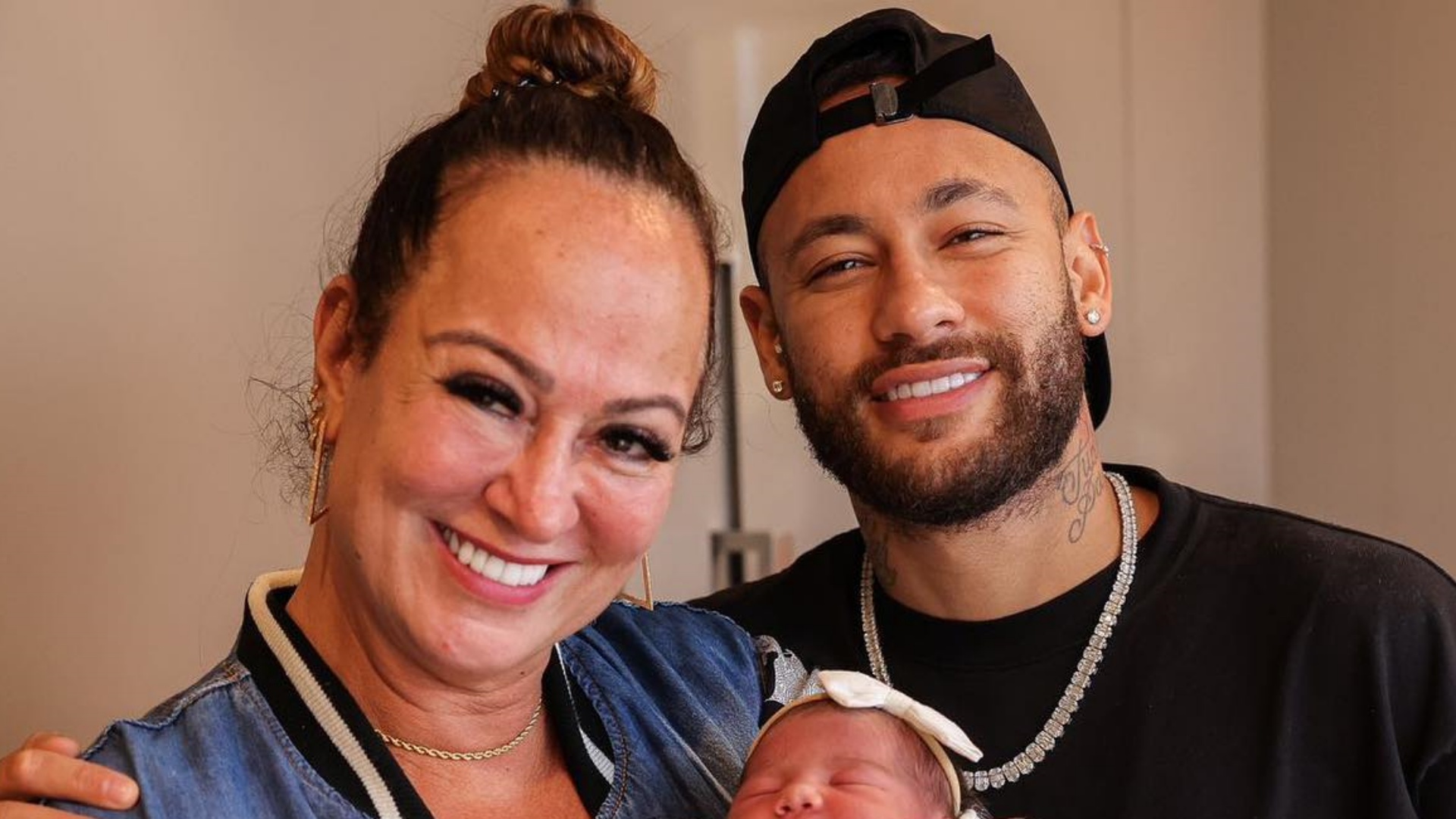 Nadine Gonçalves, mãe de Neymar, posa com a neta recém-nascida: “Nosso amor”