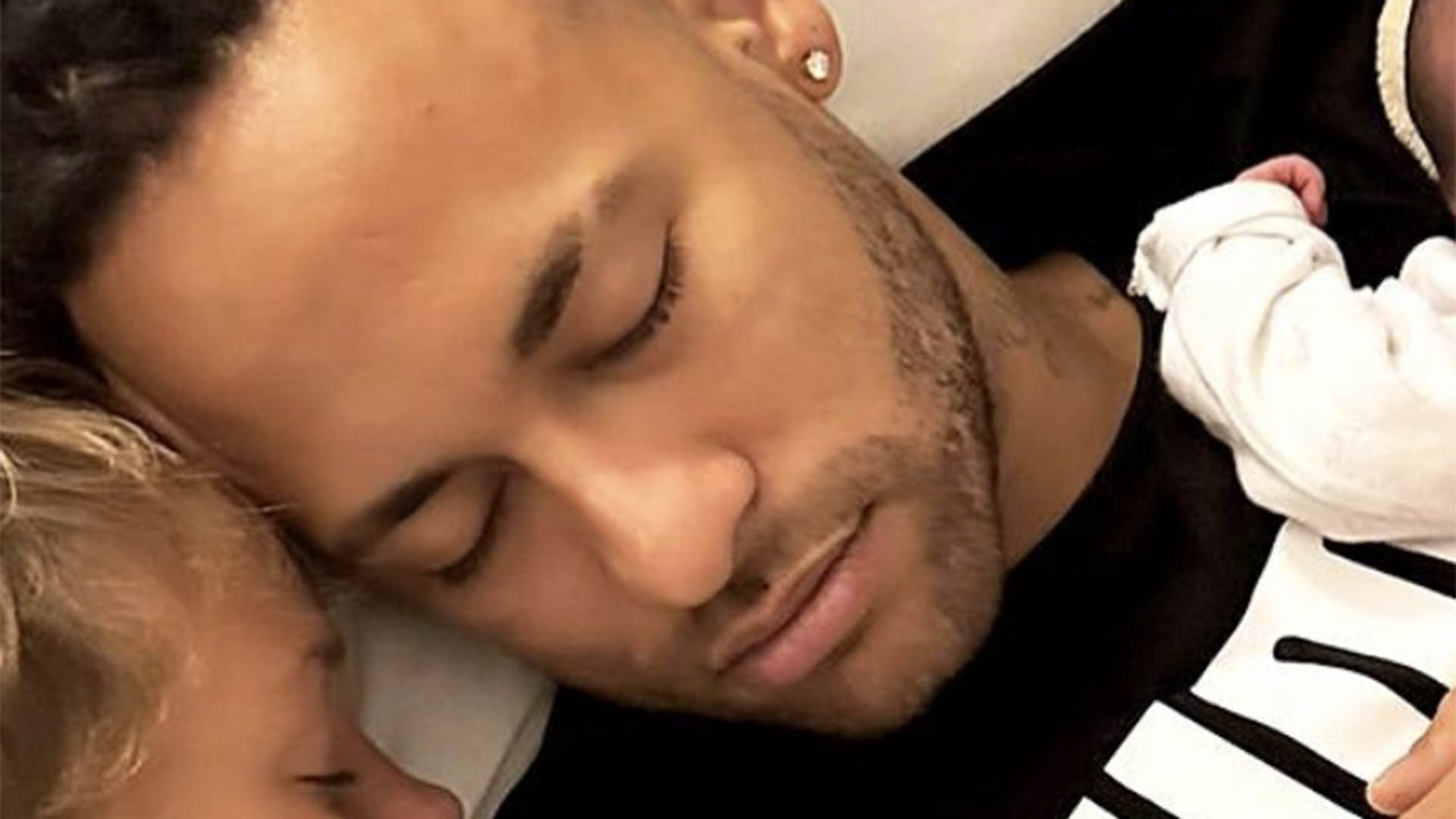 Fingiu? Neymar é acusado de forjar soneca com a filha no colo