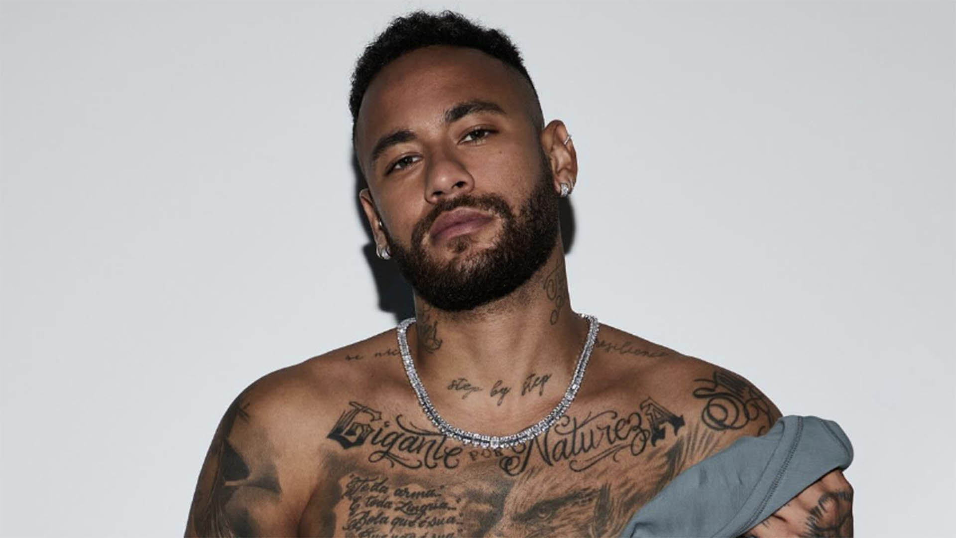 Neymar Jr tira a camisa para estrelar projeto de Kim Kardashian