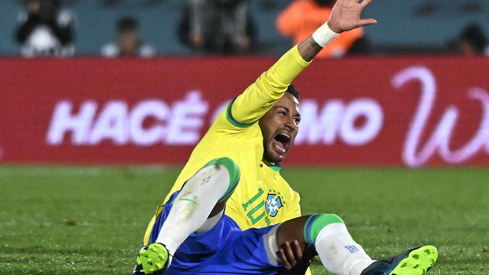 Neymar Jr é visto de muletas após sofrer lesão em jogo da Seleção Brasileira