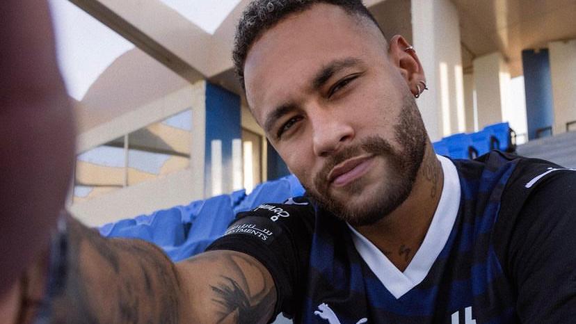 Neymar Jr. mostra joelho imobilizado em jatinho de luxo