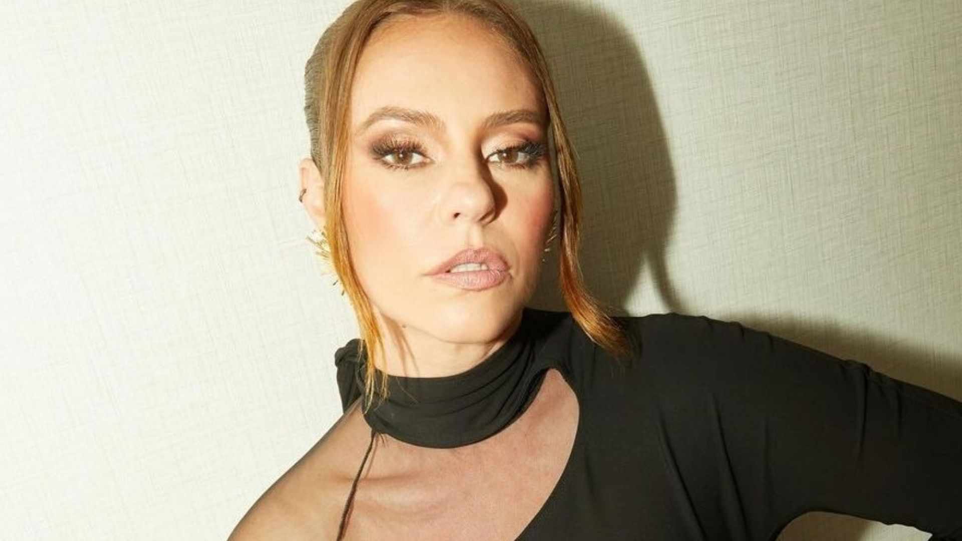 De vestidinho, Paolla Oliveira deixa corpo escultural marcado e impressiona