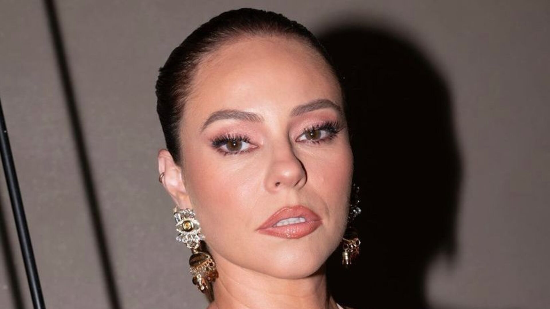 Paolla Oliveira esbanja beleza ao escolher look poderoso para ir a samba